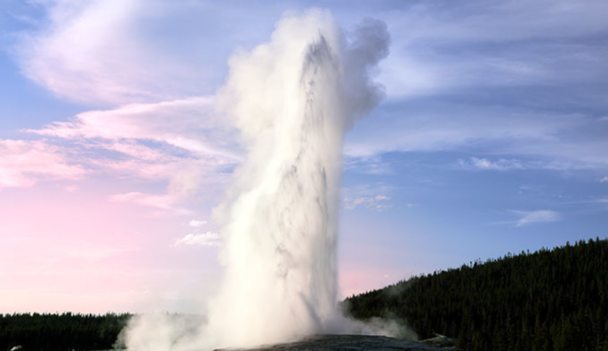 ys-old-faithful-geyser-evening_istock_680